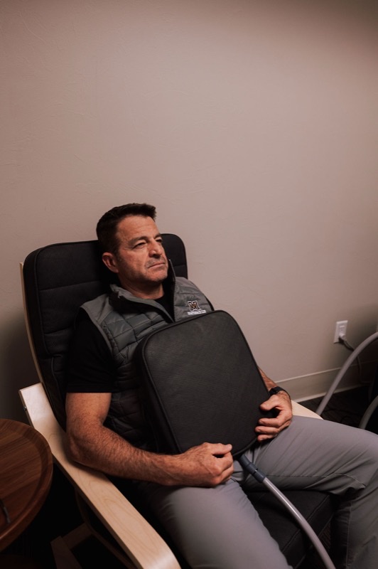 PULSE P.E.M.F. electromagnetic therapy device applied during a session